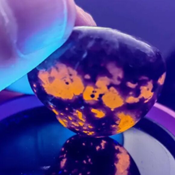 Yooperlite Crystal Rock Heart Glow In the Dark UV Activated 1.81 inch NWT - Picture 2 of 4